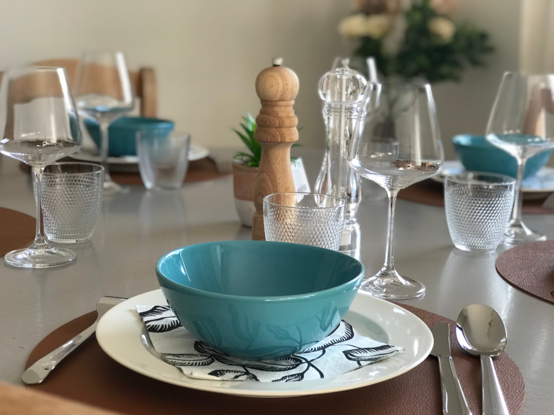 Table dressée dans l'appartement meublé Bruyères Lodge à Louvain-la-Neuve
